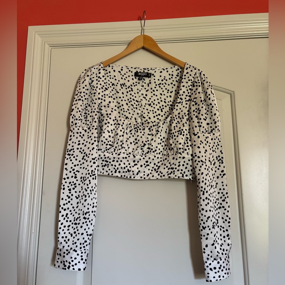 MISGUIDED Black and White Polka Dot Women's Long Sleeve Crop Top. Size 6 Petite